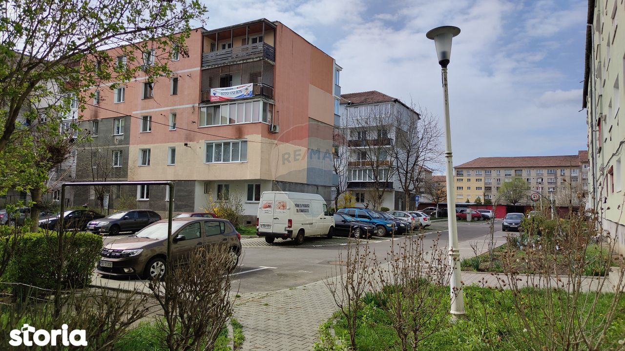 Apartament cu 3 camere de vânzare în zona Vitrometan