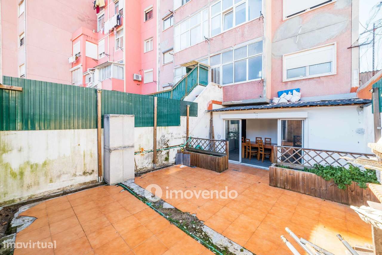 Apartamento T2, com logradouro grande, em Odivelas-13