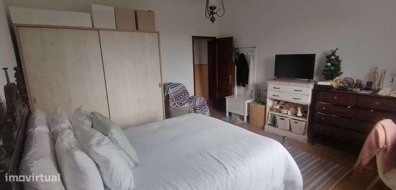 Pequena quinta, casa principal, um anexo e uma divisão externa extra. - Grande imagem: 4/9