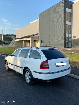 Skoda Octavia Combi 2.0 TDI Ambiente DSG - 1