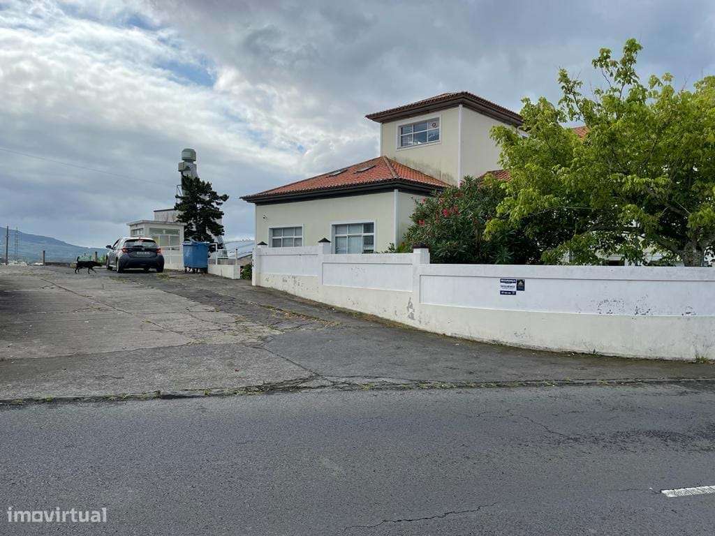 Prédio de uso misto em Ponta Delgada - Grande imagem: 1/52