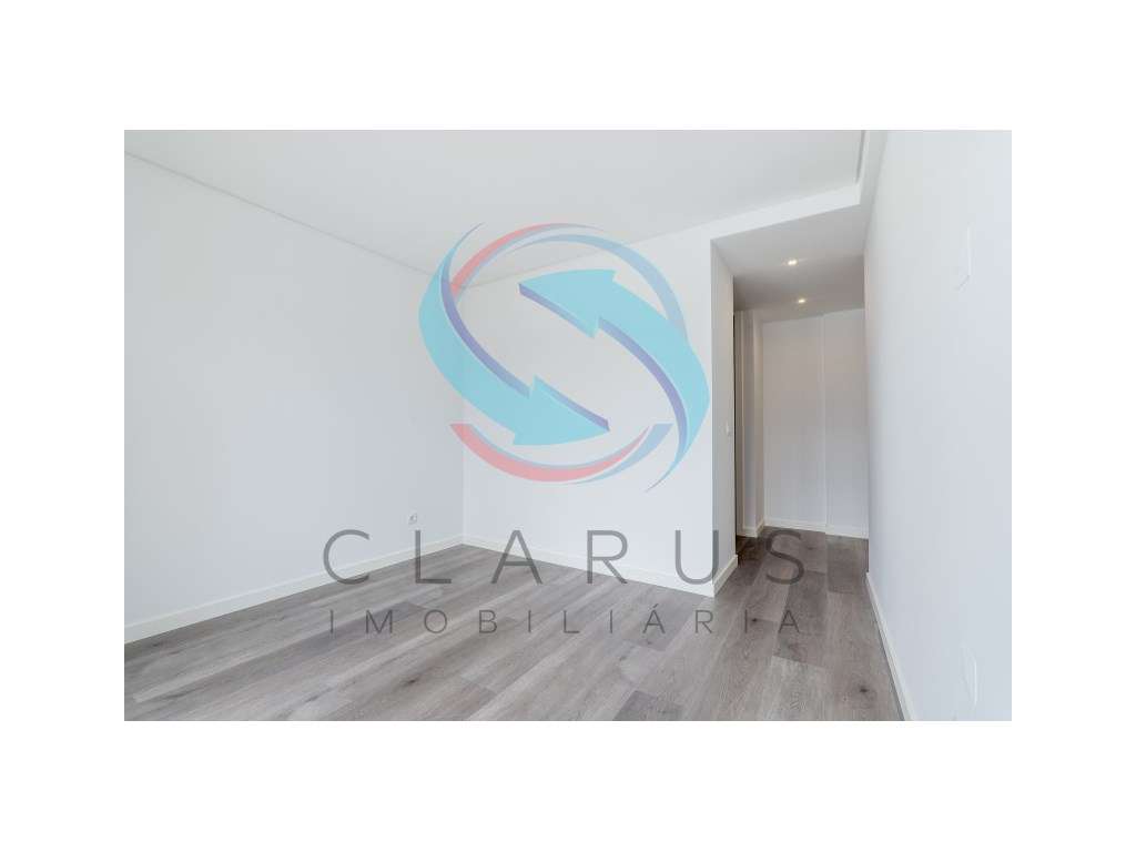 Moradia geminada à venda na Rua Infante Dom Henrique s/n-23