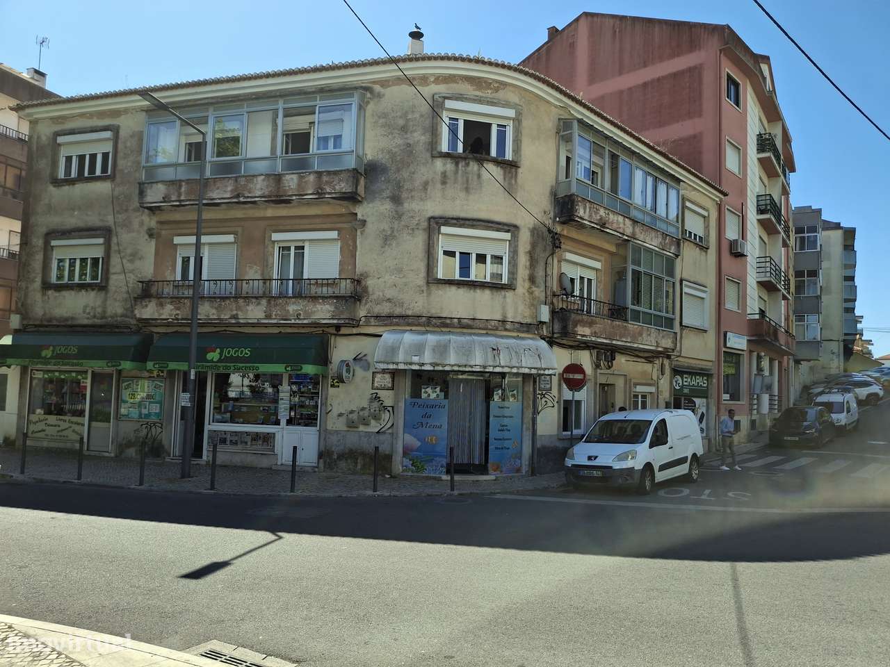 Apartamento T4 muito soalheiro, em zona central.-24