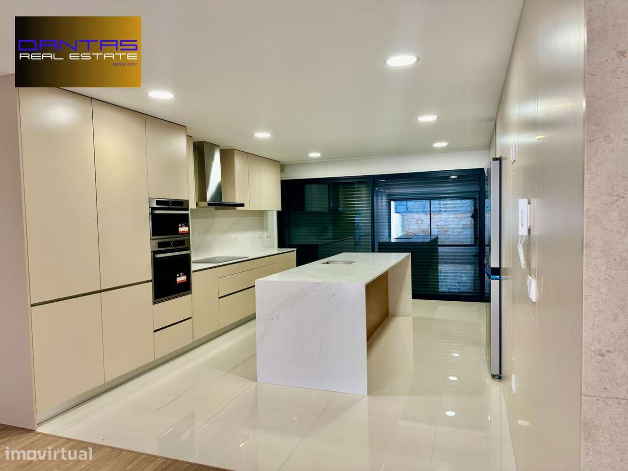 Gaveto T4 já com a estrutura concluída, lote 400m2-22
