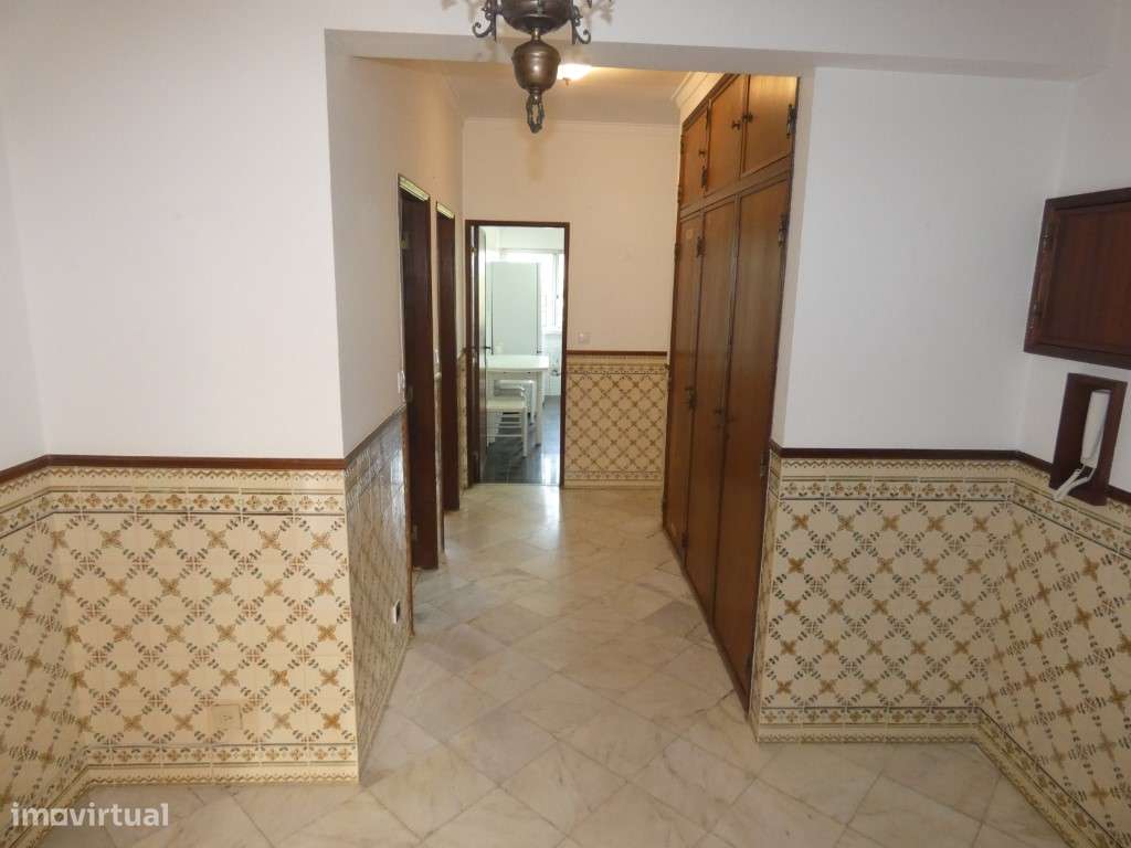 Apartamento T3 com boas áreas na Mina de Agua-Amadora-14