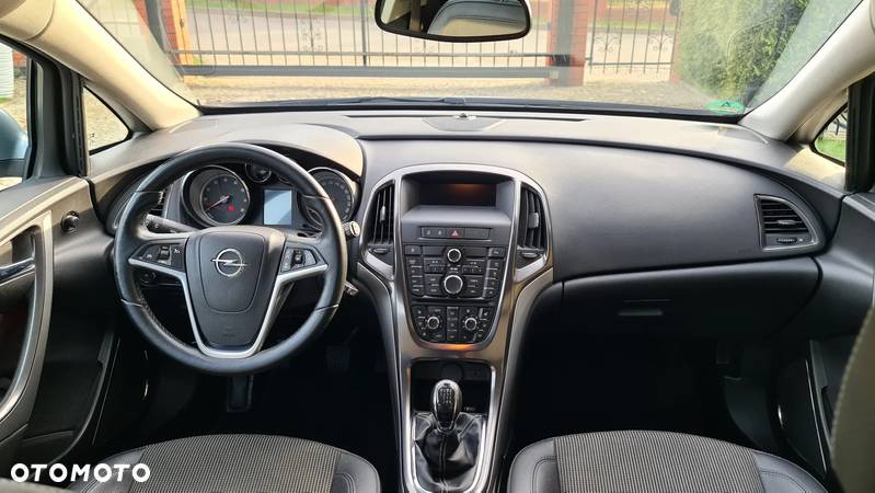 Opel Astra IV 1.4 T Cosmo EU6 - 17