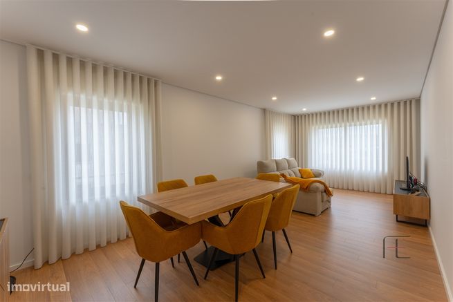 Apartamento T3 como novo, 2 lugares de garagem e 2 arrecadações, Esmor-1