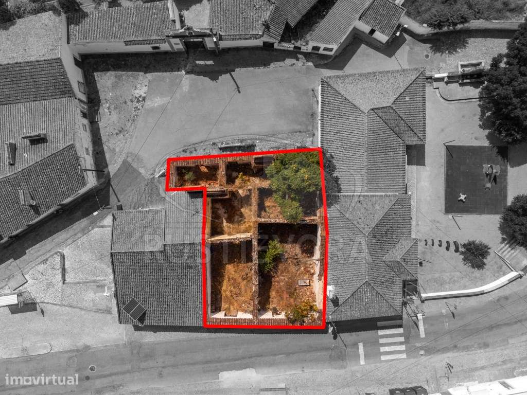 Ruína com Potencial Único no Coração da aldeia da Azaruja - Grande imagem: 1/36