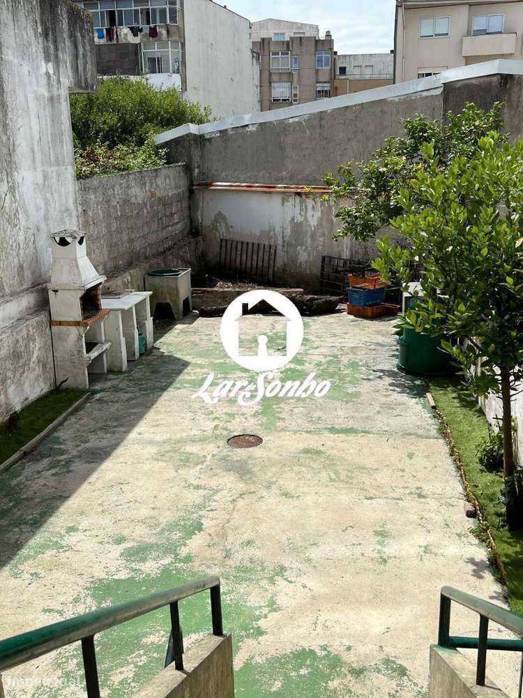 Apartamento T2 com CAVE e TERRAÇO de 80m2 à constituição-5