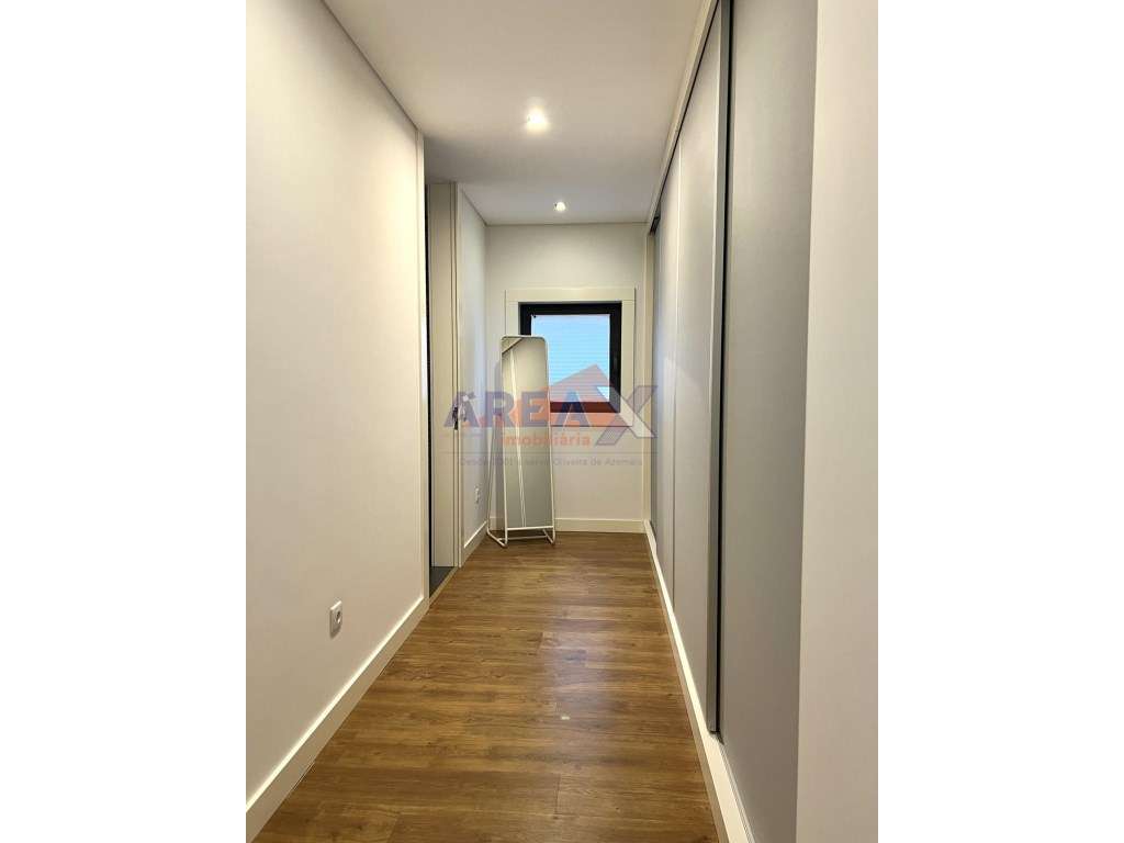 Moradia T4 de Arquitetura Moderna | Excelente Estado-24