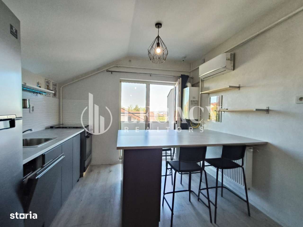 Locuință cochetă la mansardă, cu balcon și boxă de depozitare - Imagine principală: 3/20