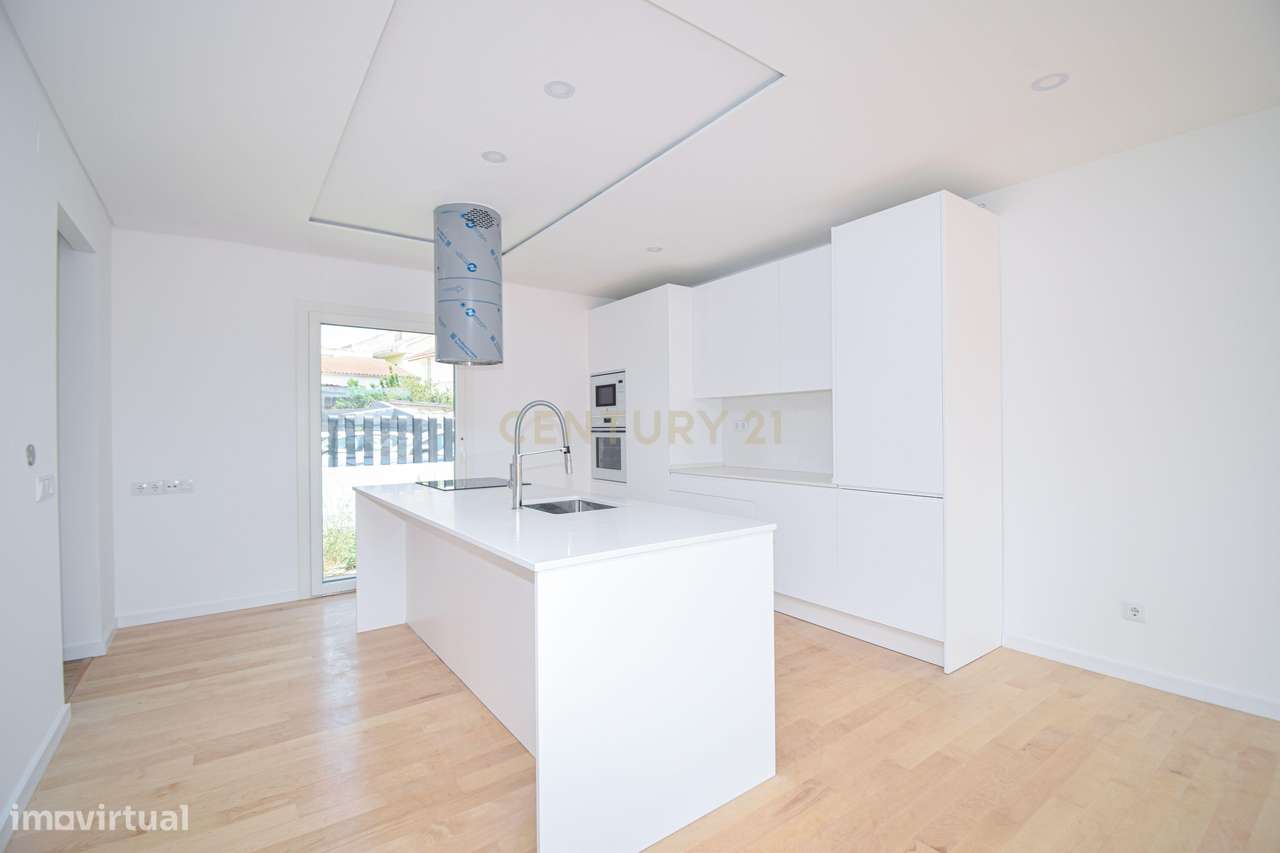 Moradia T4 de Arquitetura Moderna e Sustentável em Famões - Casal do R-9