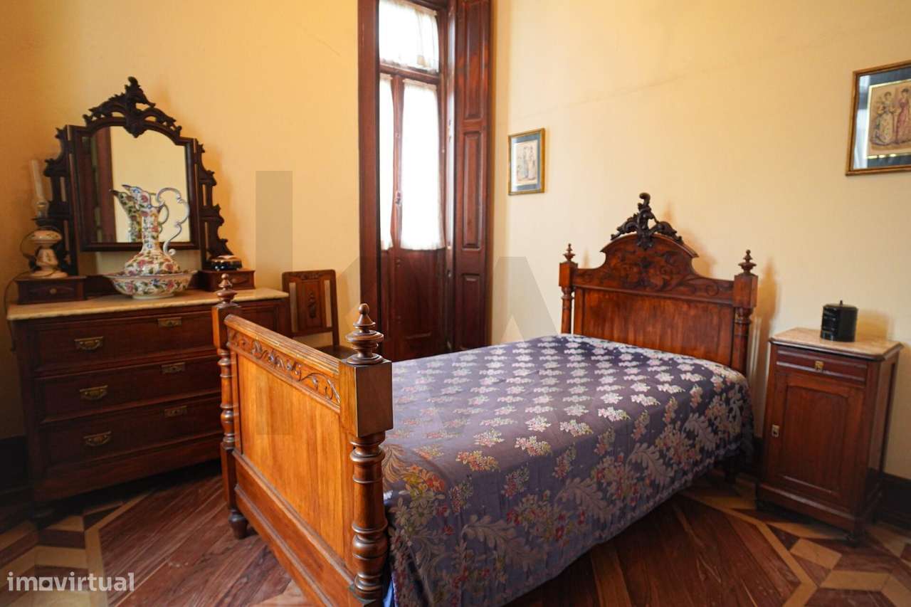 Palacete único dos anos 30 do séc. XX ergue-se no coração de Alcanena-54