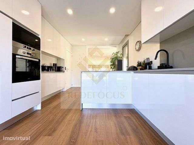 Moradia T4 de Luxo com Piscina e Jardim em Esmoriz-18