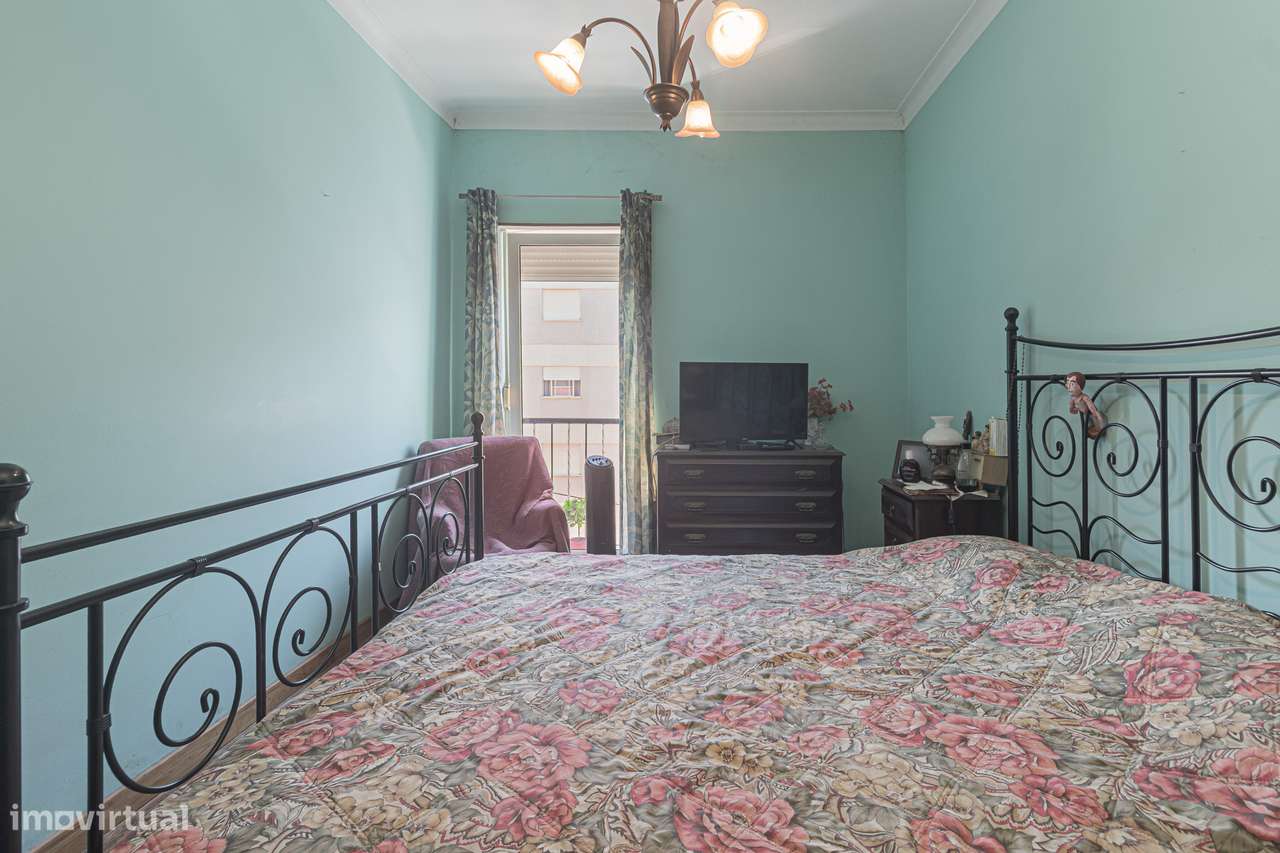 Apartamento T4 transformado em T3 no Laranjeiro-14