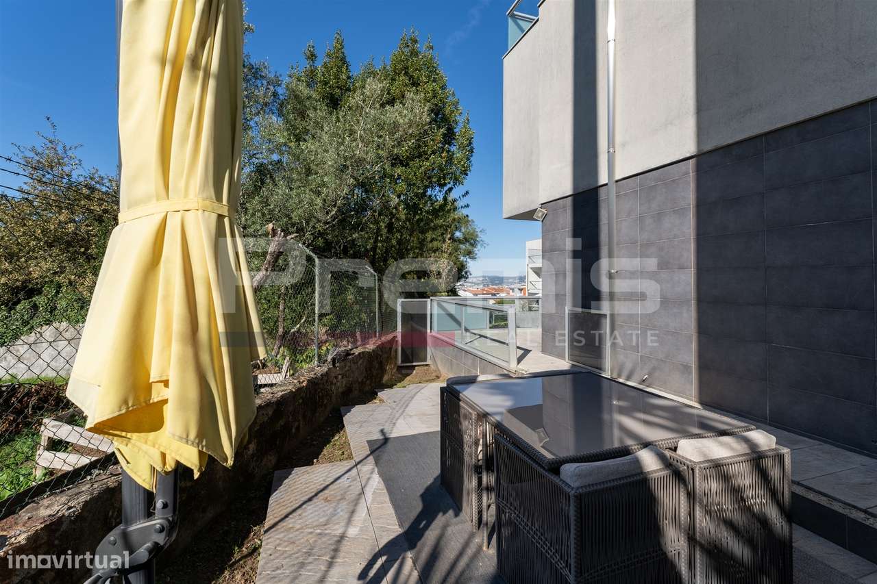 Moradia T5, com jardim e garagem para 4 carros, em Vila Nova de Gaia-12