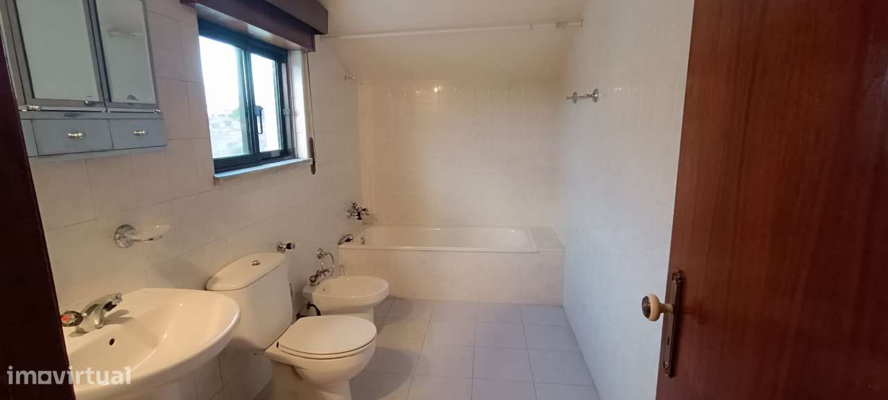 Moradia T6 com Cave, R/Chão e Sótão Aproveitado | A 3 km de Tomar-12