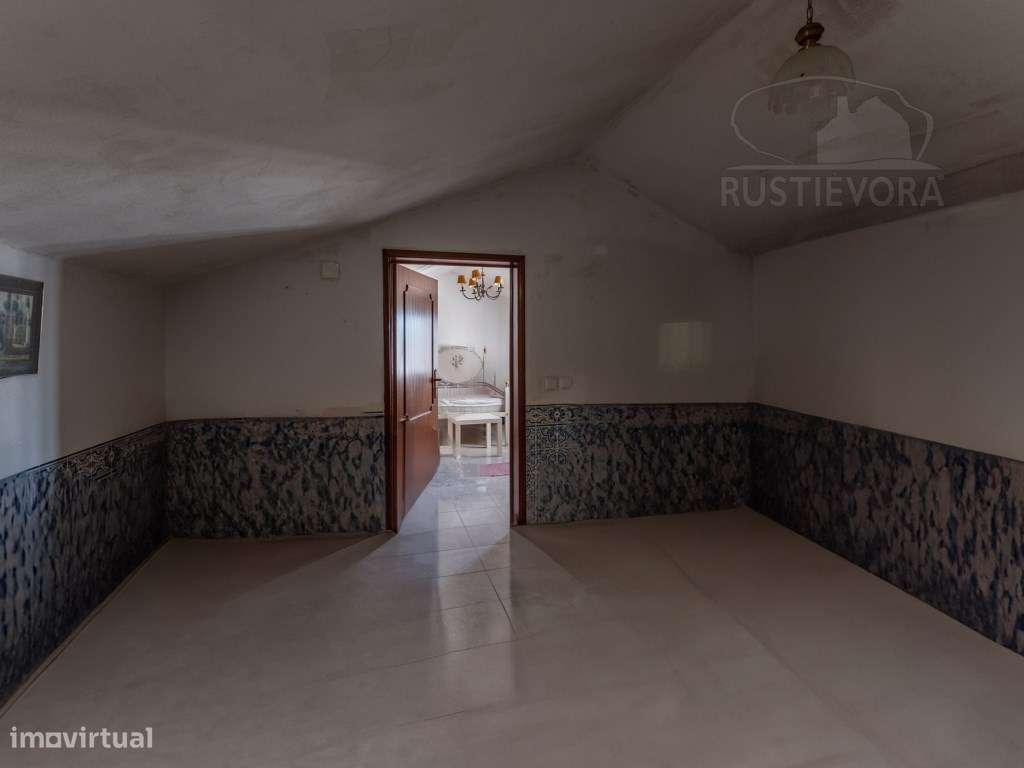 Moradia Unifamiliar de rés-do-chão e sótão, T3 com terraço e 2 quin...-10