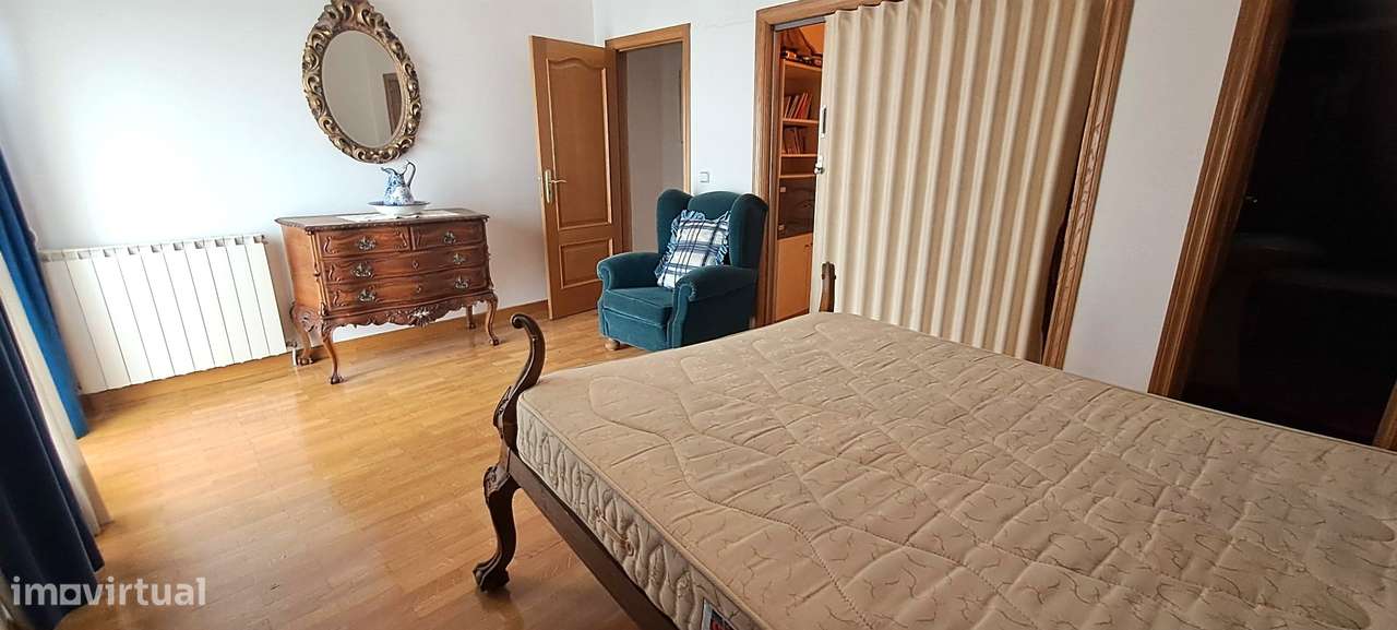 Moradia T5 com garagem e jardim em Miranda do Douro-37