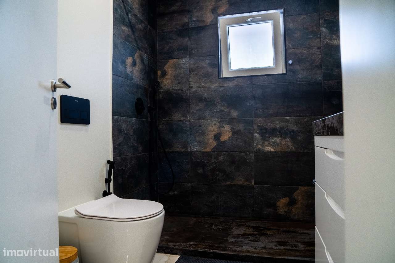 Moradia T5 na Quinta do Conde com sótão e garagem-17