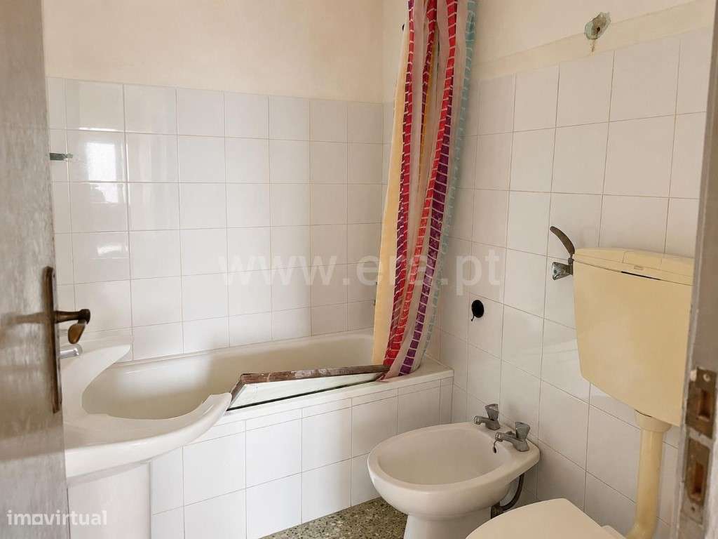 Apartamento T1+1 para reabilitação total no Sobral-7
