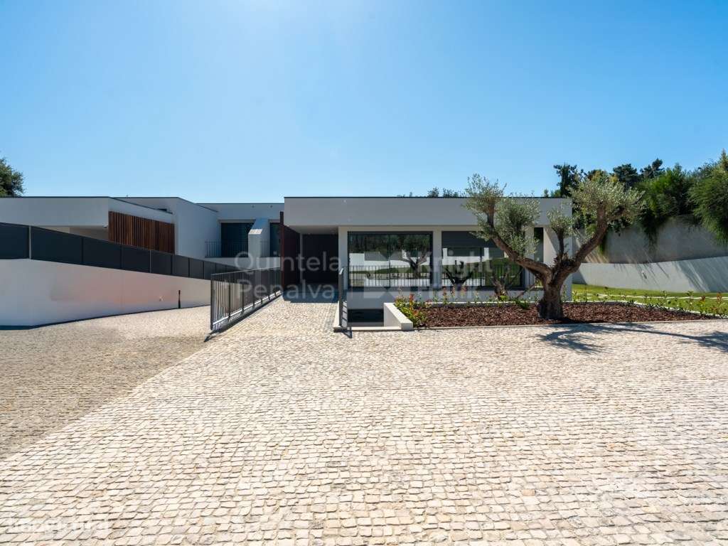 Moradia T7 com jardim e piscina na Verdizela-44