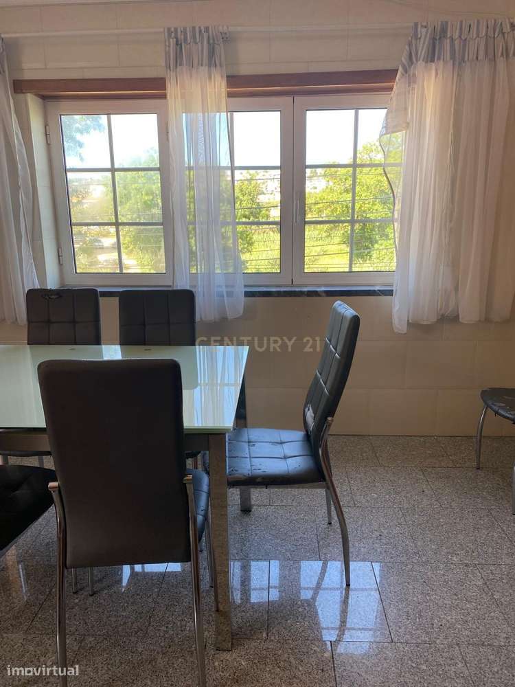 Espaço, Elegância e Localização Privilegiada – Andar de Moradia T5 no-3