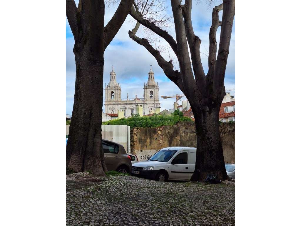 Apartamento T2 na Graça, Lisboa, perto de transportes públicos.-23