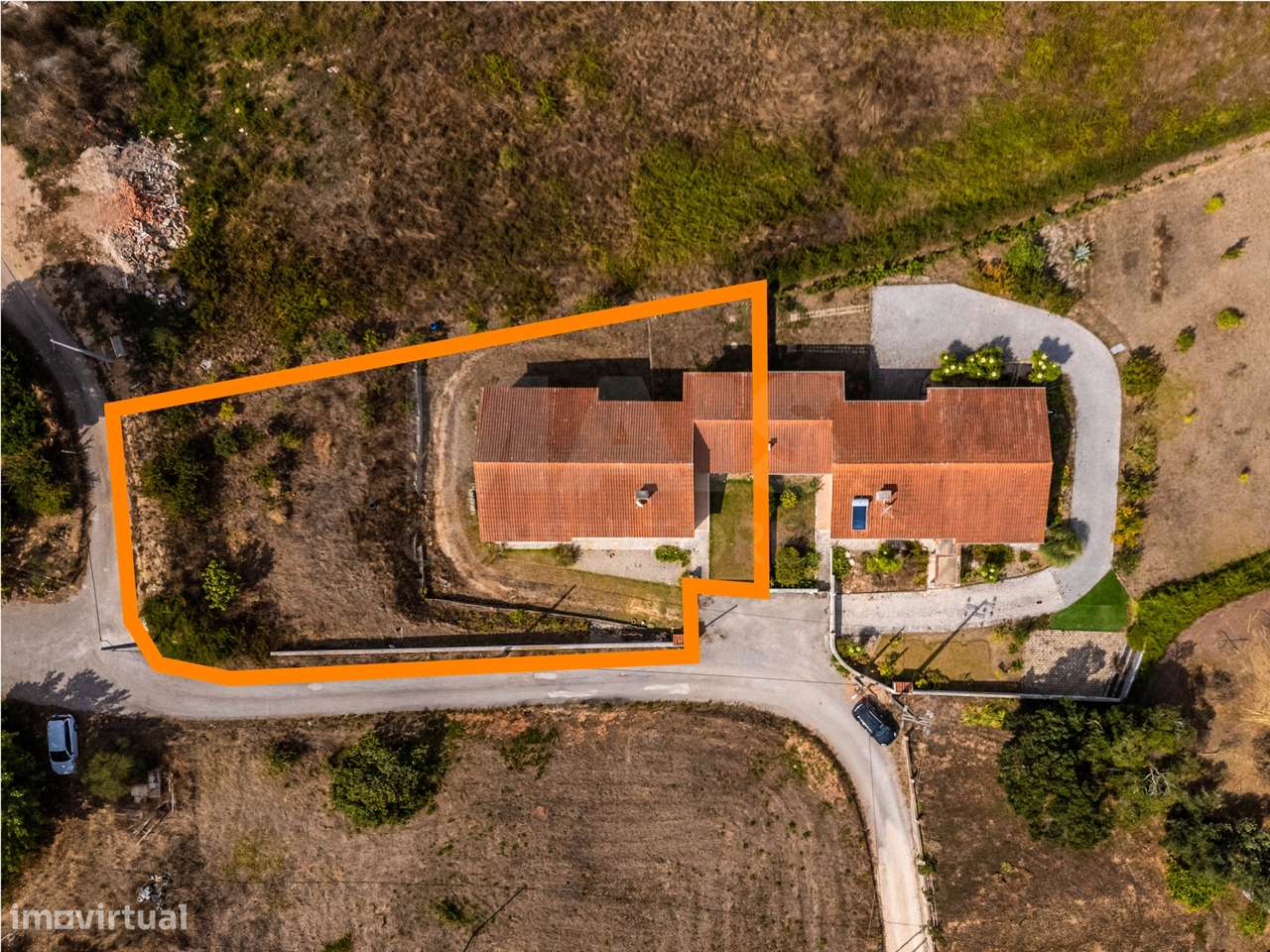 Moradia térrea T3 em lote 1002m2, jardim e garagem - Grande imagem: 2/38