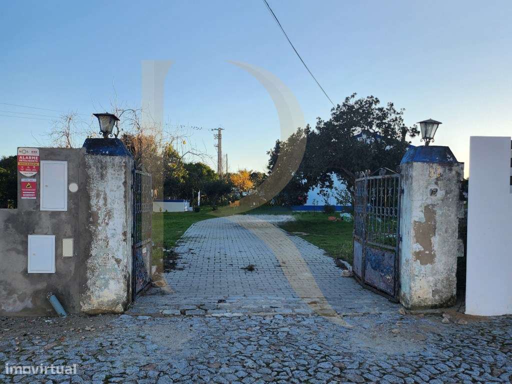 Moradia T3 transformada em T2 com Garagem, inserida num terreno de ...-28