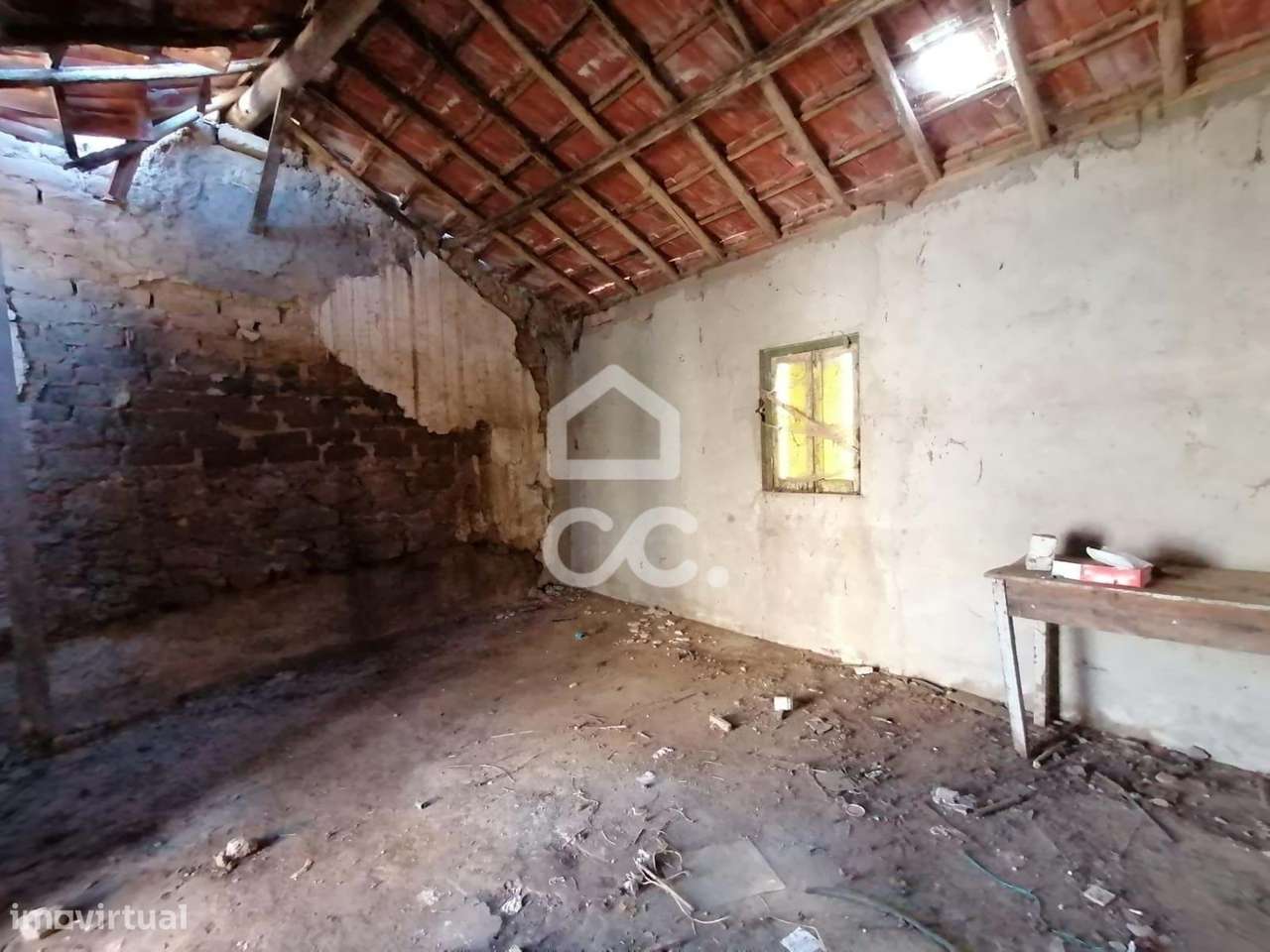 Moradia para recuperação, inserida num amplo lote de 687 m²-5