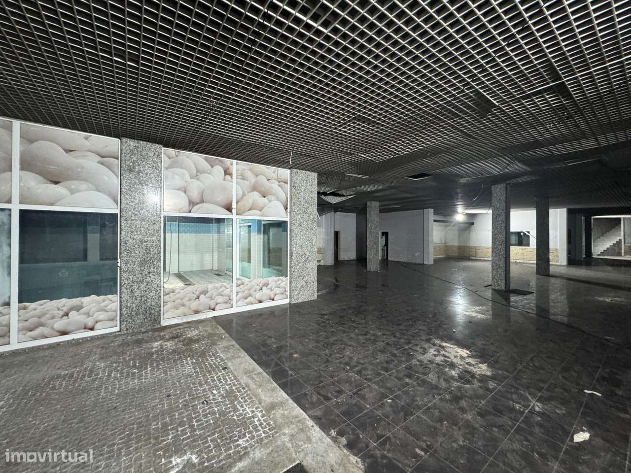 Oportunidade Única de Investimento – Espaço Comercial com 1099 m²-7