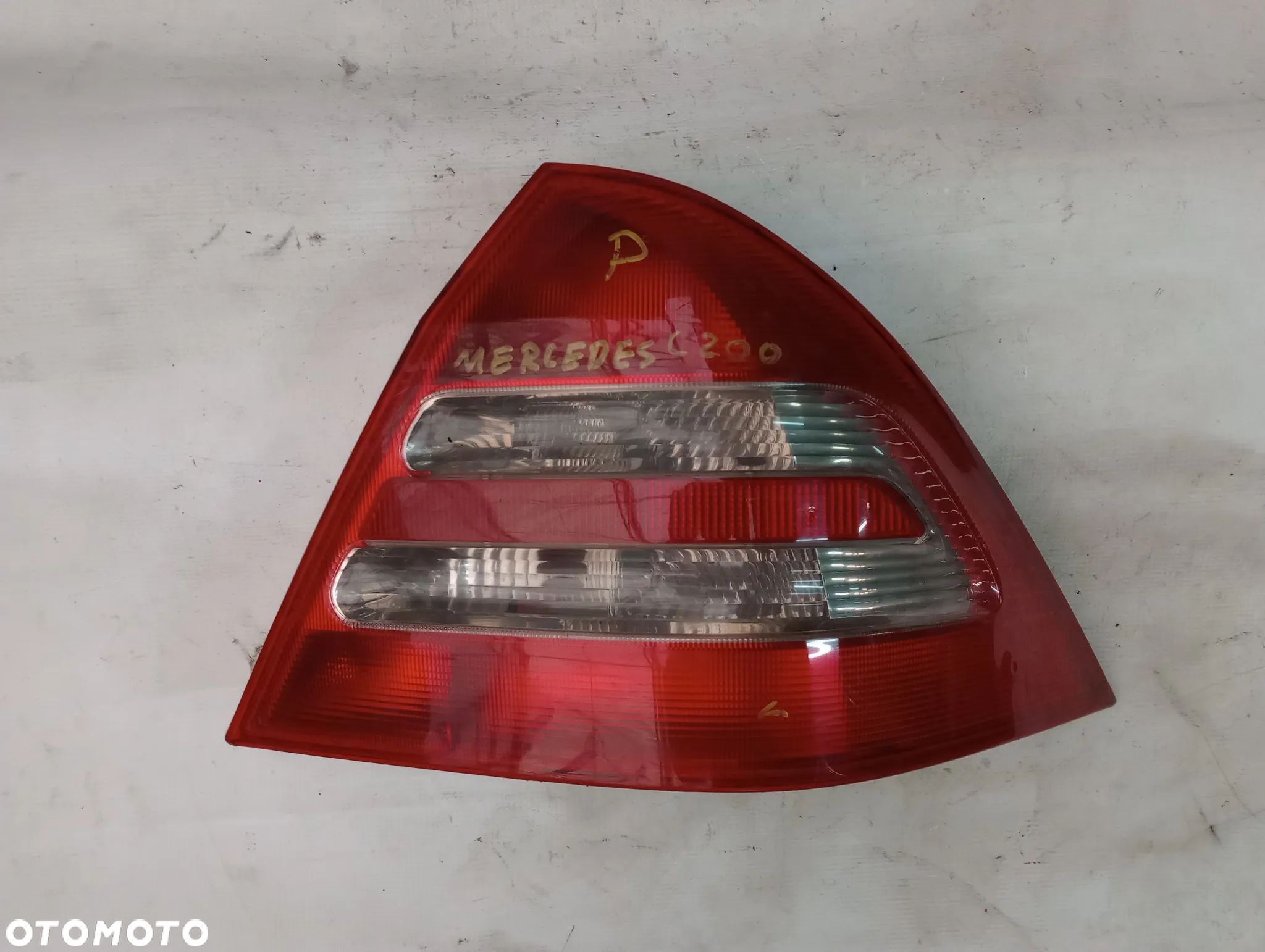 Mercedes C200 Lampa Prawy Tył - 1