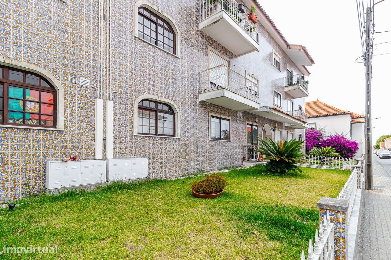 T3 de Excelência com T0 Independente, Garagem Fechada e 3 Lugares de E-49