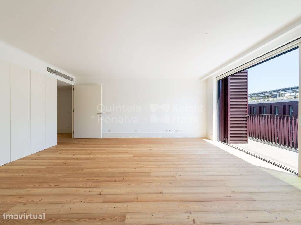 Apartamento T4 com piscina e estacionamento, aos Aliados - Grande imagem: 2/25