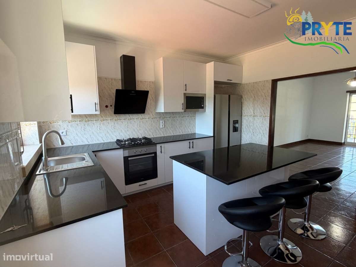 Moradia em Excelentes Condições com Amplo Terreno - Oportunidade Única-41