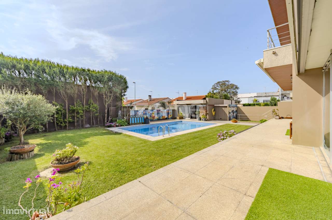 Moradia T5 com Piscina, 4 Suites e Garagem para 4 Carros em Esposende-24