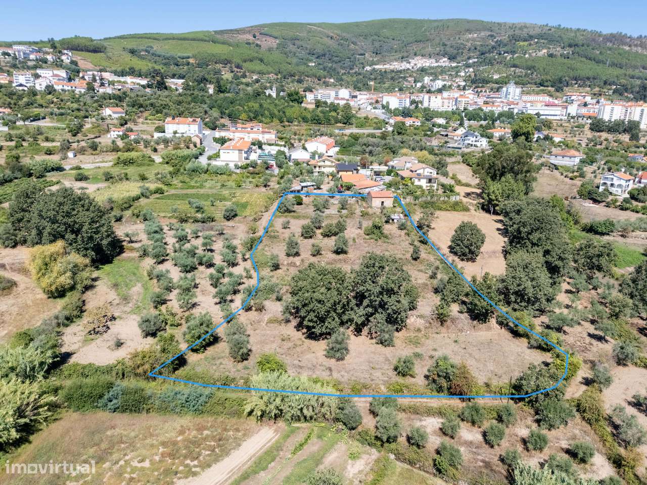 Moradia em pedra isolada com piscina e jardim-5