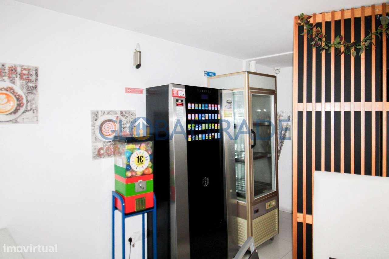 Trespasse de Confeitaria com espaço comercial equipado-4
