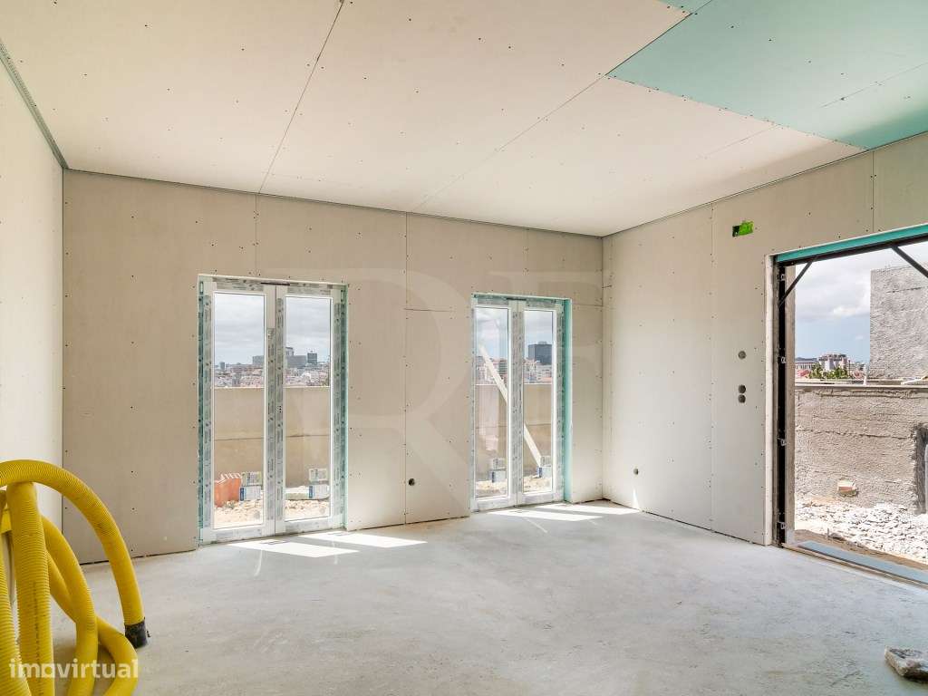 Apartamento T2 com varanda numa das zonas mais desejadas de Lisboa-6
