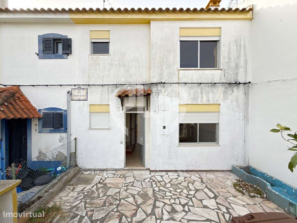 Moradia T4 em Banda com Elevado Potencial de Valorização | Azeitão-29