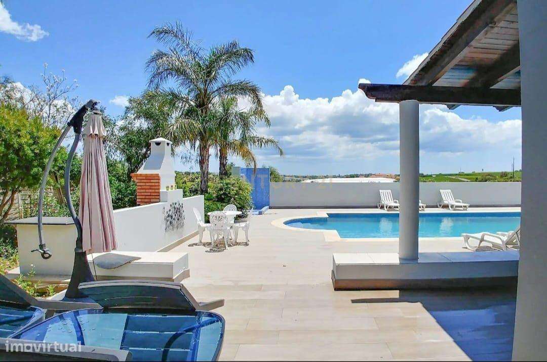 Moderna Moradia T4 com piscina e ginásio no Cerro Azul-5