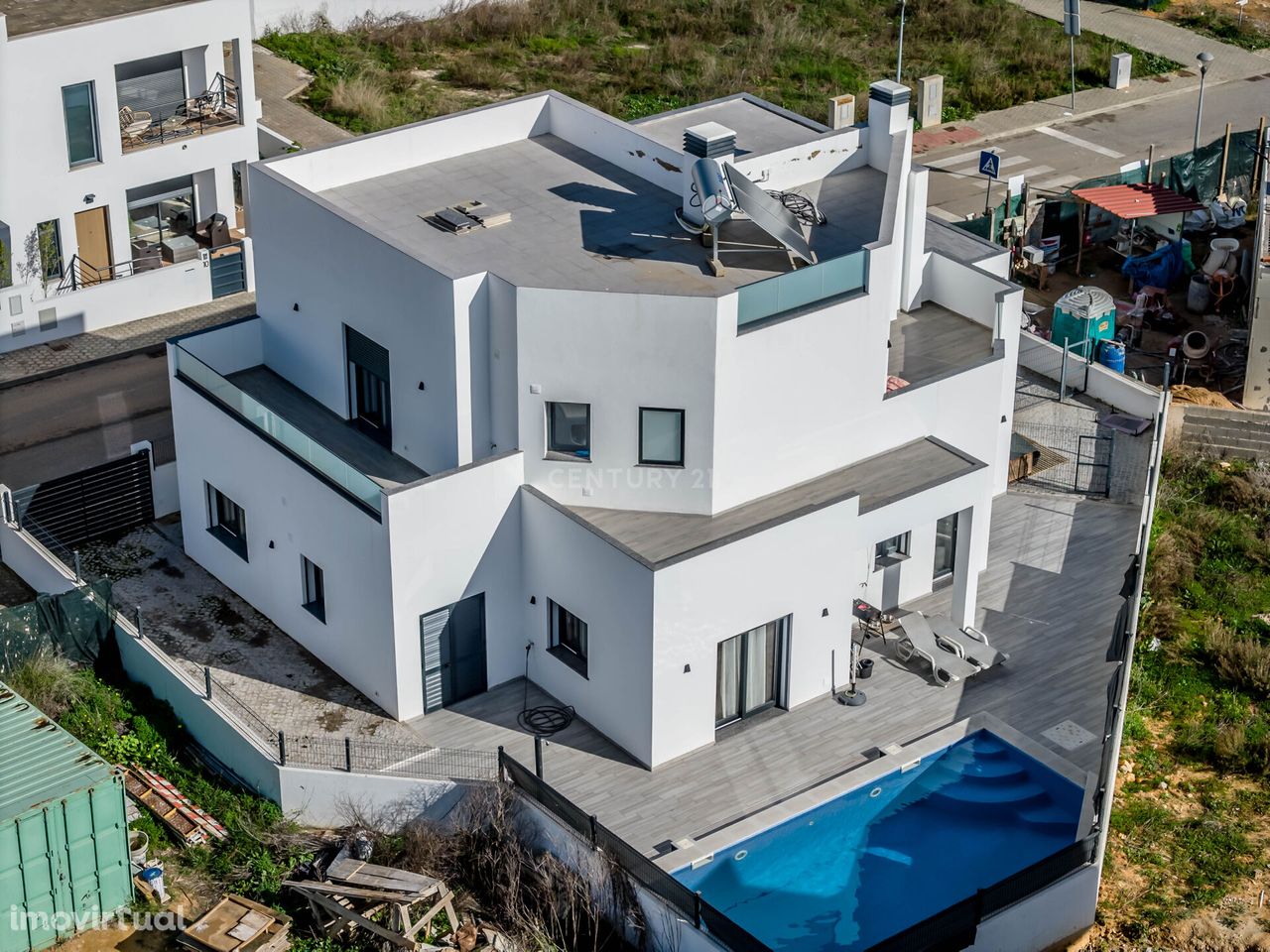 Moradia de linhas modernas com 4 quartos em suite e Piscina em Portimã