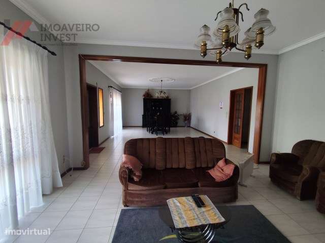 Moradia Bifamiliar T6 com Excelentes Áreas e Conforto-29