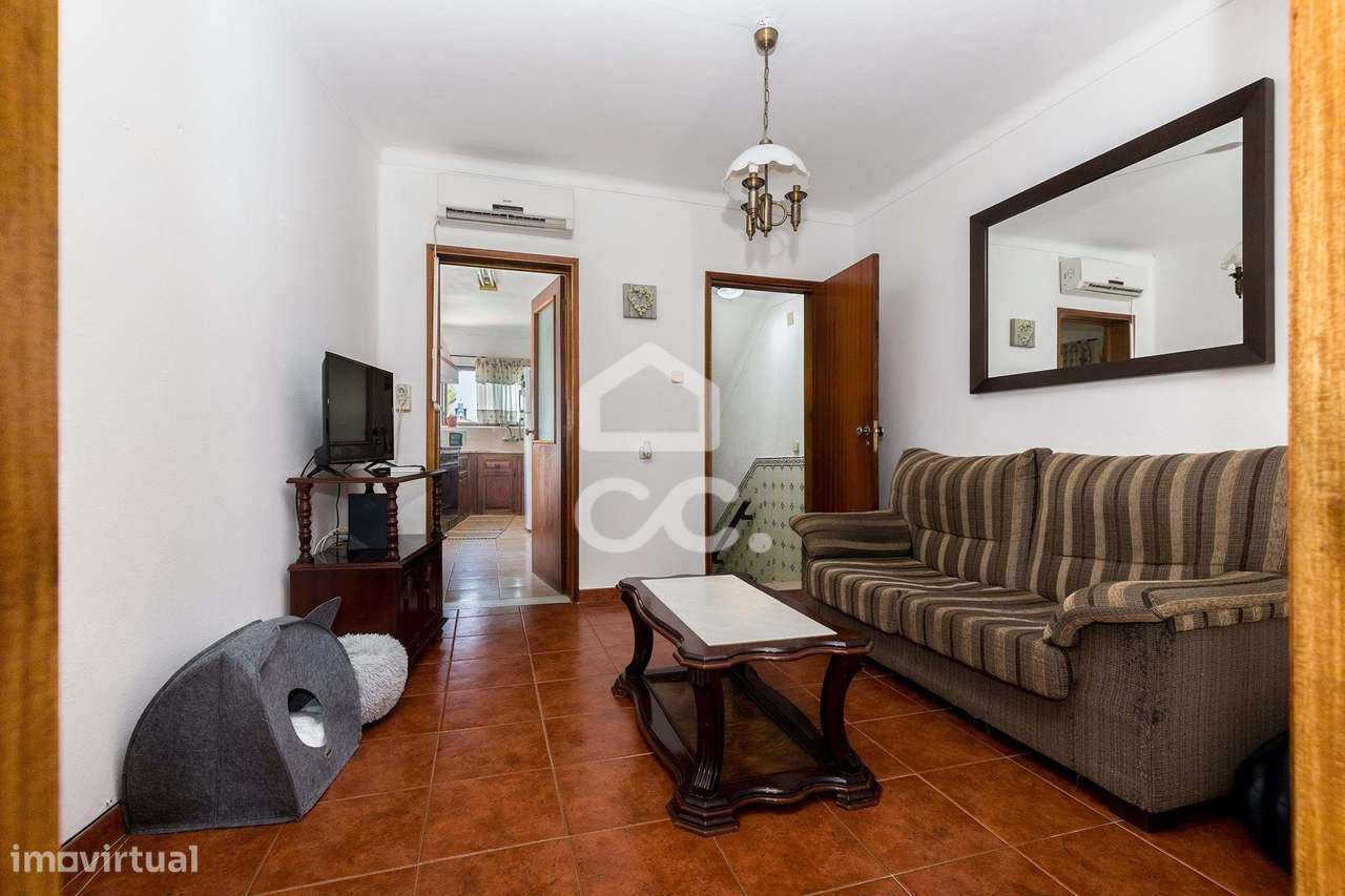 Prédio de Gaveto com Duas Moradias Independentes no Centro de Borba - Grande imagem: 4/41