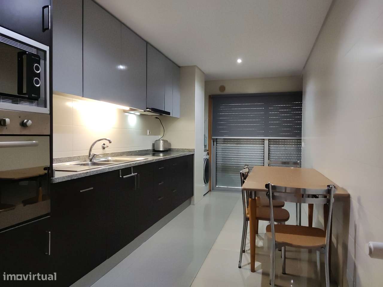 Apartamento T2 moderno, C/garagem, Muita arrumação, Excelentes acessos - Grande imagem: 2/9