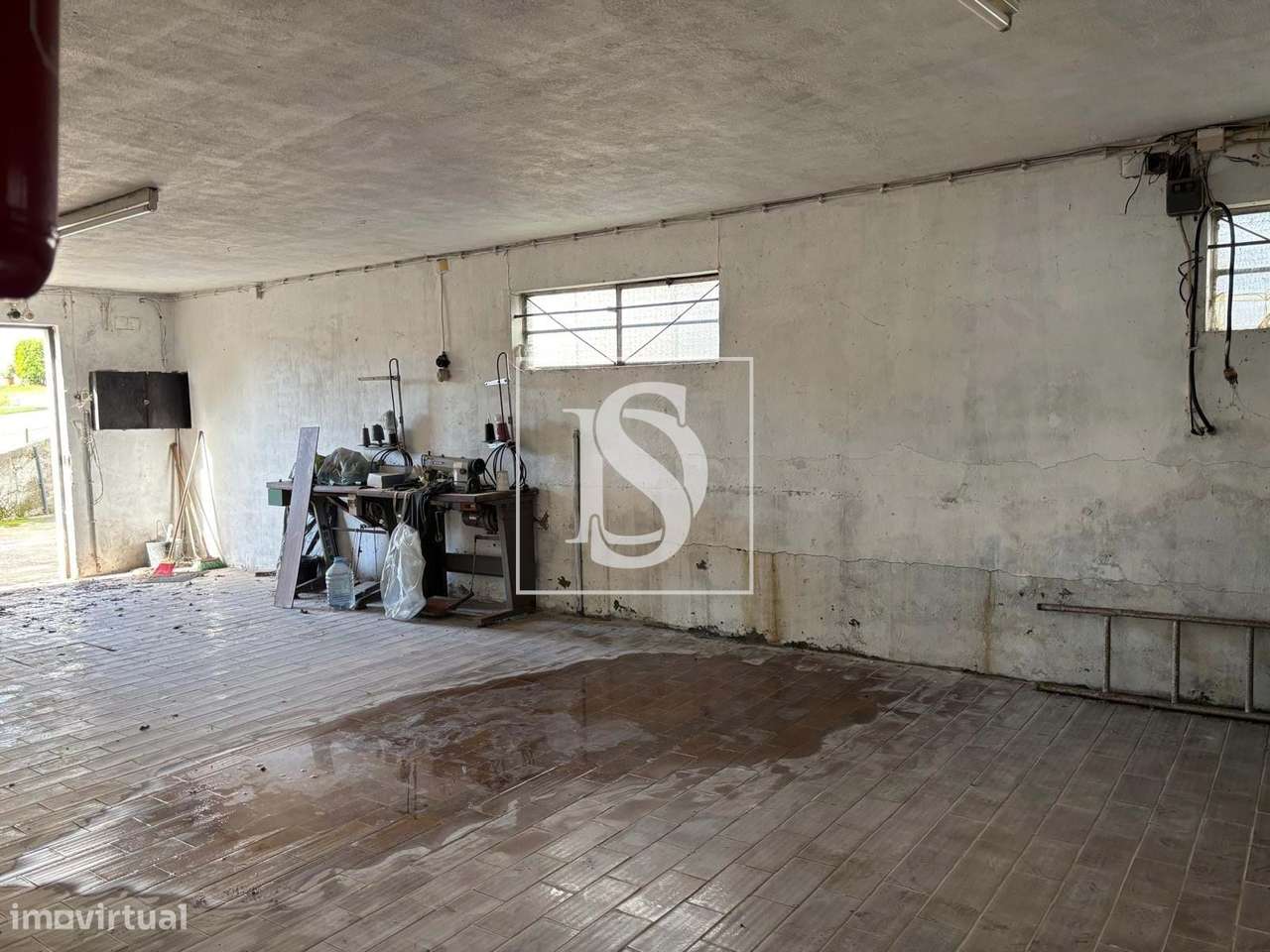 Oportunidade Única – Espaço Multifuncional com Armazém, Habitação e In-10