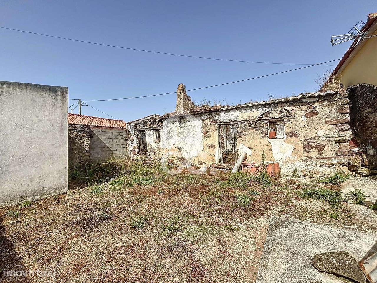 Propriedade mista com ruína e terreno fértil,  localizada nas Antas-4