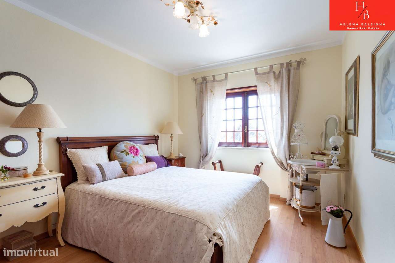 Bonita moradia V6, situada nos Casais de São Lourenço, junto à pra-49