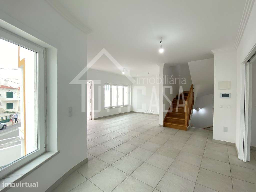 Moradia V3+1 totalmente remodelada na Ericeira-14